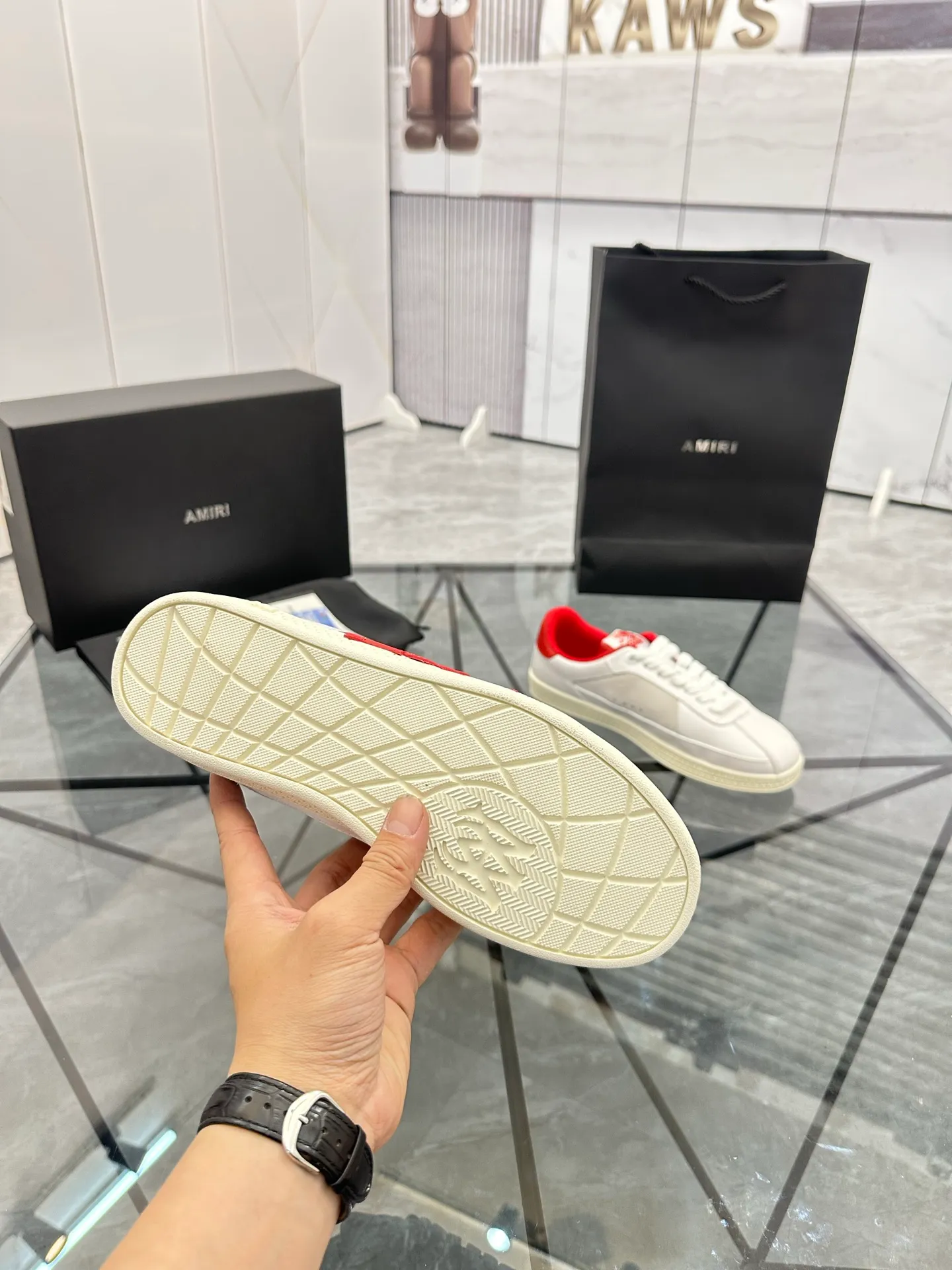 Men's shoes: 💰P560¥ Guangzhou top quality Product trademark: AMIRI* "Amir*" low-top casual shoes Regular size: 39-44 (can be customized to 45) Product material: imported first-layer cowhide leather upper, breathable lining, original outsole. Number: 525